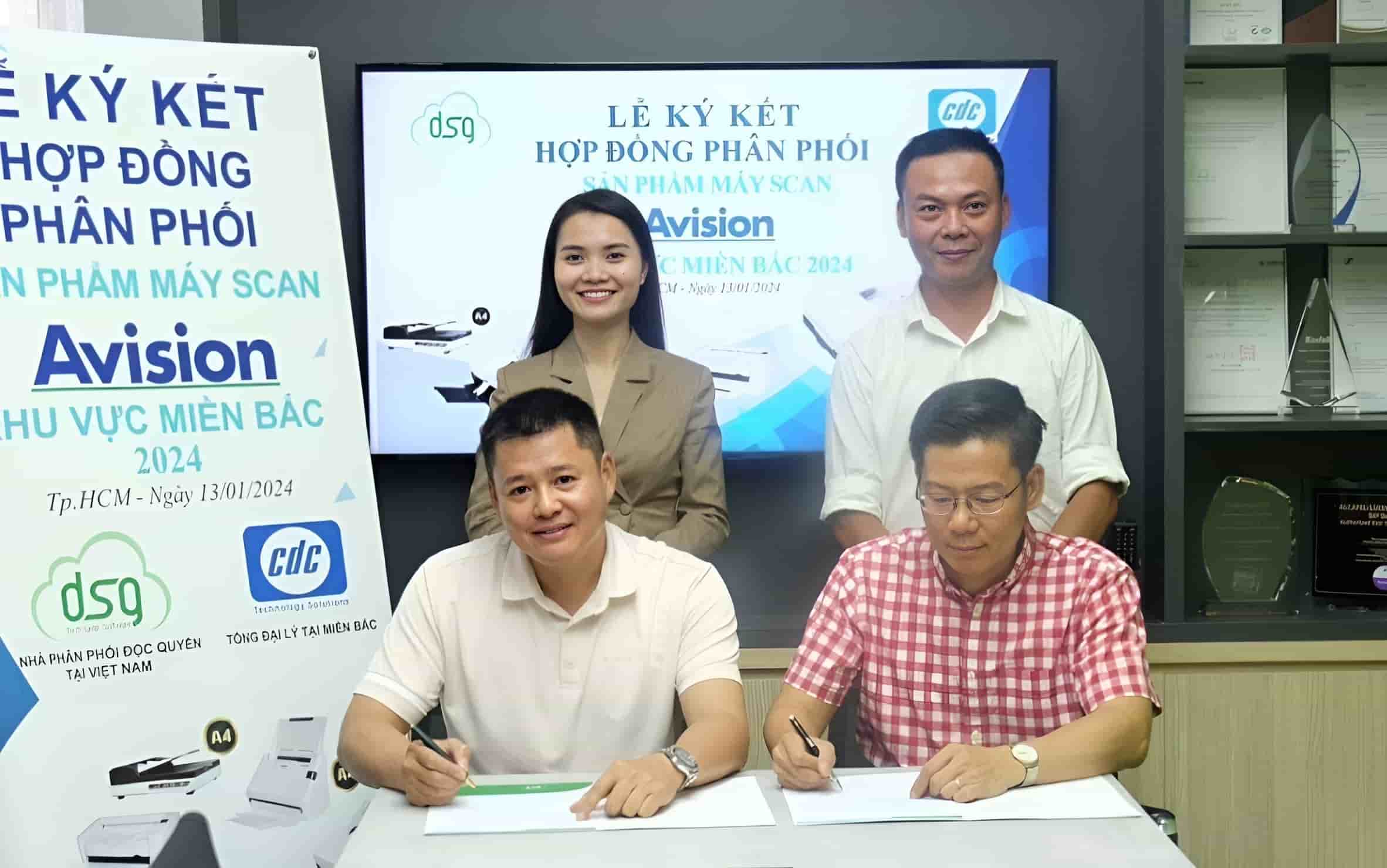 Ông Phạm Tuấn Dũng - TGĐ Máy tính CDC ký hợp đồng cùng đại diện hãng Avision tại Việt Nam